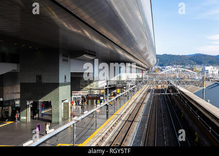 Osaka, Japan, November 21, 2018: Leere Plattformen und Passagiere in Osaka Station warten Züge ankommen. Stockfoto