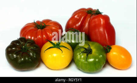 Heirloom Tomaten auf weißem Grund zurück Stockfoto