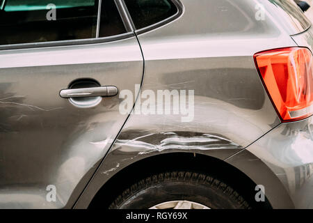 Gebrochene zerkratzt Auto am hinteren Kotflügel. Mit tiefen Schäden an Lack zerkratzt. Nahaufnahme Stockfoto