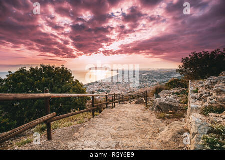 Terracina, Italien. Weg zum Tempel des Jupiter Anxur und Draufsicht Skyline Stadtbild Stadt im Sonnenuntergang und Sonnenaufgang. Stockfoto