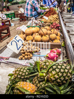 Maeklong Railway Market, einem lokalen Markt häufig Siang Tai (Lebens-) Markt riskieren. Es gilt als eines der erstaunlichen - Thailand Attraktionen. Spreadi Stockfoto