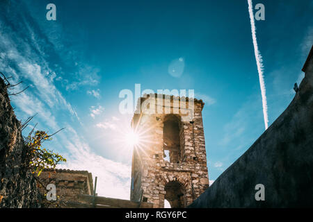 Terracina, Italien. Sonnenstrahlen durch Glockenturm der Kirche San Giovanni auf Hintergrund blauen Himmel scheint. Stockfoto