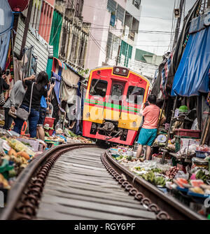 Maeklong Railway Market, einem lokalen Markt häufig Siang Tai (Lebens-) Markt riskieren. Es gilt als eines der erstaunlichen - Thailand Attraktionen. Spreadi Stockfoto