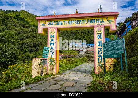 Das Eingangstor der touristische Sehenswürdigkeit Poon Hill Stockfoto