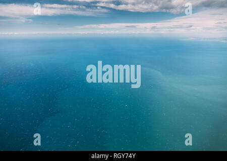 Luftaufnahme von Höhen Flug der Flugzeuge auf Meer Ozean Oberfläche. Natürliche Meer Hintergrund. Stockfoto