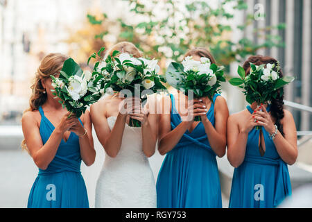 Hochzeit Blumen in der Hand der Braut und ihre Brautjungfern. Ein Fest für Bräute Stockfoto