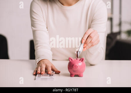 Den mittleren Abschnitt der Frau, russische Rubel in piggy Bank-, Spar Konzept Stockfoto