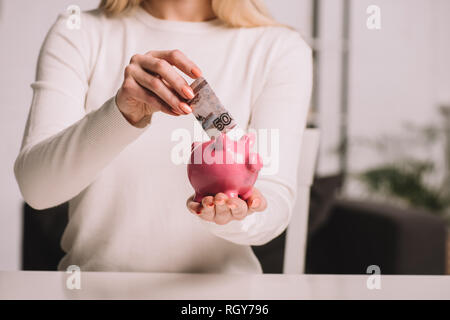 7/8 Schoß der Frau, russische Rubel in piggy Bank-, Spar Konzept Stockfoto