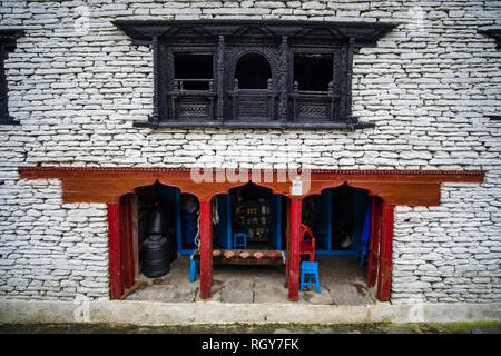 Fassade und Holz geschnitzte Windows von einem traditionellen Haus, bunt bemalten Stockfoto
