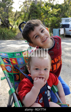 Zwei Jungen, Camping, Tasmanien Stockfoto