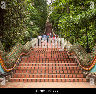 Naga Tempel Treppe am Doi Suthep Tempel mit einigen Touristen Stockfoto