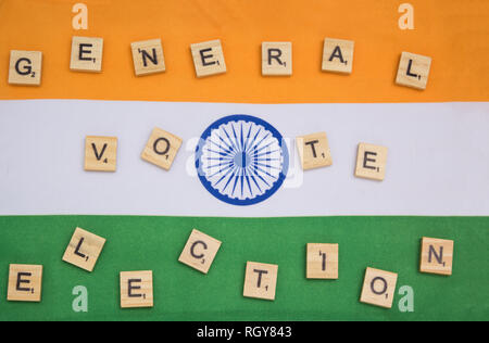 Konzept der Indain allgemeine Wahlen in Holz- Buchstaben auf die indische Flagge. Stockfoto