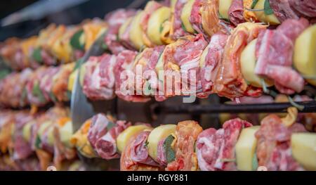 Rohes Fleisch am Spieß gekocht zu werden Stockfoto