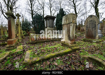 Gräber auf dem Friedhof von St. Michael und alle Engel' Kirche, Haworth, West Yorkshire. Die Kirche ist bekannt für seine Verbindung mit der brontes. Stockfoto