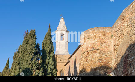 Die Stadtmauern und der Glockenturm des Doms von Pienza, die von der Morgensonne, Siena, Toskana, Italien beleuchtet Stockfoto