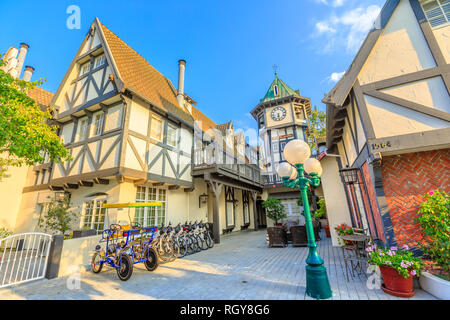 Solvang, Kalifornien, Vereinigte Staaten - 10 August 2018: Die alten Uhrturm in Solvang historische Innenstadt, Santa Ynez Valley in Santa Barbara County. Ein Stockfoto