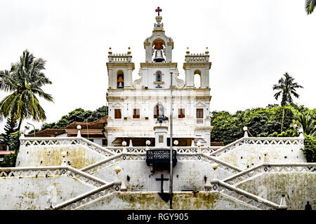 Schöne Fassade des berühmten panjim Kirche auch als Unsere Liebe Frau von der Unbefleckten Empfängnis Kirche bekannt. Zick-zack-Muster von Treppenstufen mit Feuchtigkeit feuchte Wände. Stockfoto