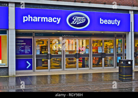 Der Caroline Street Zweig der Stiefel der Chemiker im Zentrum der Stadt, Bridgend, Wales, Großbritannien Stockfoto