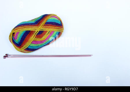 Bunte Wolle und Stricknadeln Stockfoto