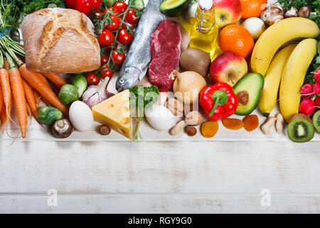 Gesunder Lebensstil und Gesundheit Konzept. Gesunde Ernährung, Herz und Stethoskop Stockfoto