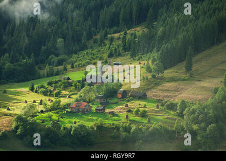 Schöne ländliche Landschaft in den Karpaten. Stockfoto