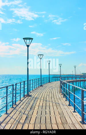 Promenade über Meer direkt an der Strandpromenade von Limassol, Zypern Stockfoto