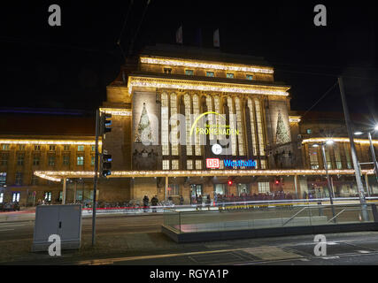 Fassade der Hauptbahnhof von Leipzig bei Nacht beleuchtet Stockfoto