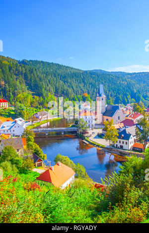 Rozmberk nad Vltavou - Bunte kleine Stadt in Tschechien auf sonnigen Sommertag Stockfoto