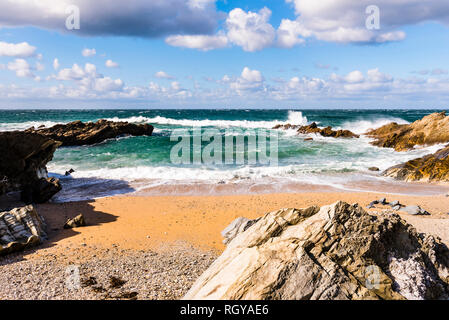 Wellen und die Brandung am Fistral Beach, Newquay, Cornwall, Großbritannien Stockfoto