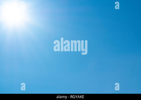 Klarer Himmel mit Sonne und Sonnenstrahlen. Tagsüber und bei schönem Wetter Stockfoto