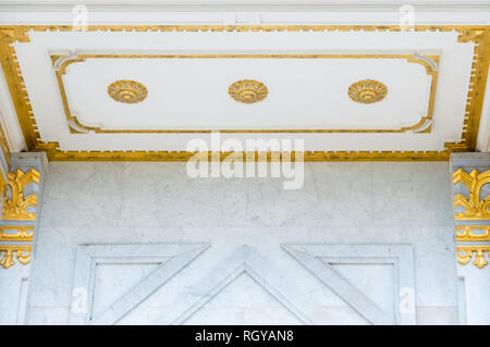 Goldene Blume Skulptur an der Decke auf der marbel Wand der thailändischen Tempel. Stockfoto