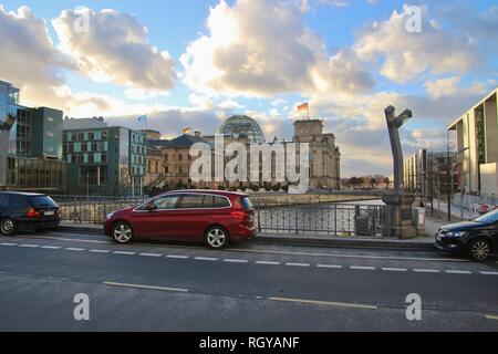 Berlin, Deutschland - Januar 2, 2019: Blick auf die Stadt in Berlin-Mitte. Brücke über die Spree, im Hintergrund das deutsche Parlament. Europa. Stockfoto