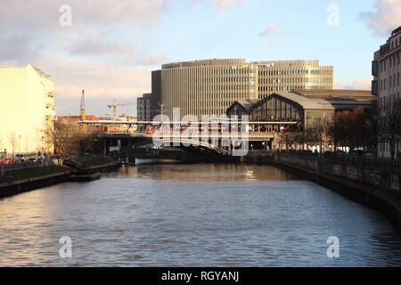 Berlin, Deutschland: Blick auf die Stadt in Berlin-Mitte. Panoramablick auf die Spree, Gebäude- und U-Bahnhof Friedrichstraße. Europa. Stockfoto