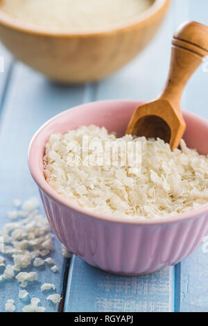 Getreide Reis Flocken in die Schüssel. Stockfoto