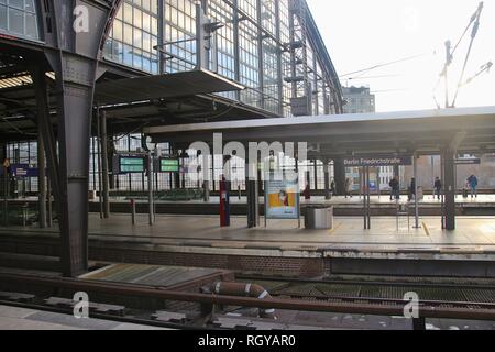 Berlin, Deutschland - Januar 2, 2019: Blick auf die Stadt in Berlin-Mitte. Brücke über die Spree, im Hintergrund das deutsche Parlament. Europa. Stockfoto