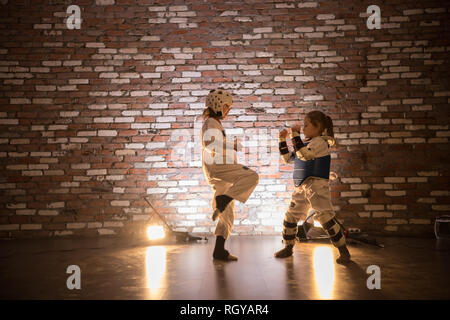 Karate Training im Studio. Zwei kleine Mädchen training Karate Fähigkeiten. Stockfoto