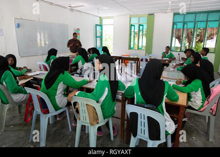 Asien Schule - Muslimische sekundäre Schüler im Klassenzimmer, Insel Ukulhas, Malediven, Asien Stockfoto