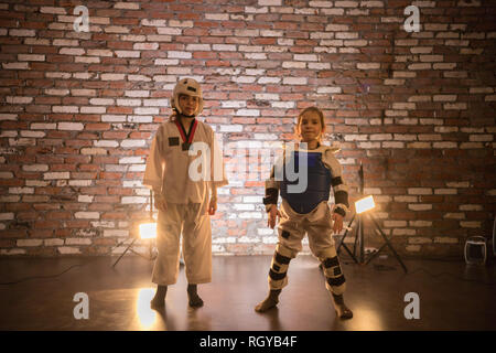 Karate Training im Studio. Zwei kleine Mädchen stehen im Karate Kleidung Stockfoto