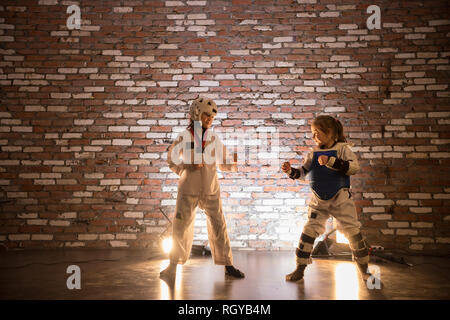 Zwei kleine Mädchen die Ausbildung ihrer Karate Fähigkeiten. In der Position Stockfoto