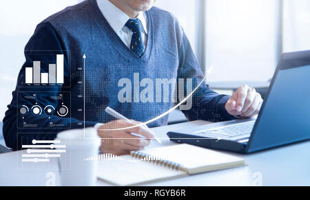 Unternehmer auf der Suche nach einem Laptop computer notebook tief Überprüfung Finanzberichte für die Amortisierung der getätigten Investitionen oder Investitionen Risikoanalyse. Stockfoto