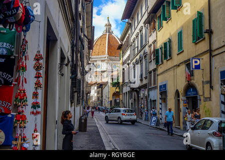 Florance, Toskana/Italien - 09.15.2017: Stadtbild Straßen von Florenz mit dem Florance Dom am Ende Stockfoto