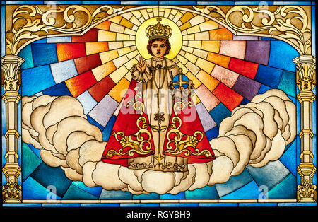 Ibajay Stadt, Provinz Aklan, Philippinen - Januar 28, 2018: Buntes Mosaik Fenster picturing Santo Nino, Kind Jesus, in der St. Peter Kirche Stockfoto