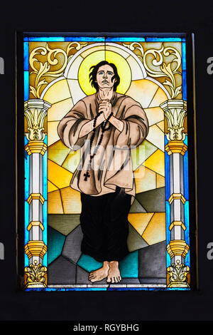 Ibajay Stadt, Provinz Aklan, Philippinen - Januar 27, 2019: Buntes Mosaik Fenster innerhalb der St. Peter Kirche Stockfoto