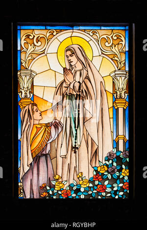 Ibajay Stadt, Provinz Aklan, Philippinen - Januar 27, 2019: Buntes Mosaik Fenster innerhalb der St. Peter Kirche Stockfoto