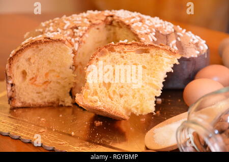 Traditionellen italienischen Kuchen für Ostern feiern Colomba di Pasqua süßes Dessert Stockfoto