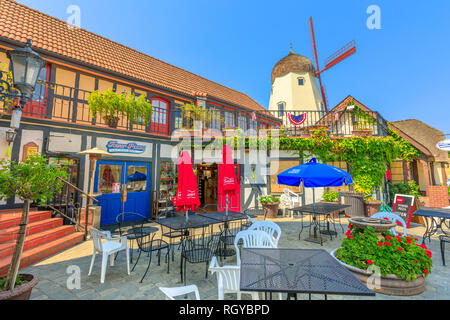 Solvang, Kalifornien, Vereinigte Staaten - 10 August 2018: restaurant Turm Pizza mit alten Windmühle auf Hintergrund. Bei Dänischen von Solvang in Santa Ynez Stockfoto