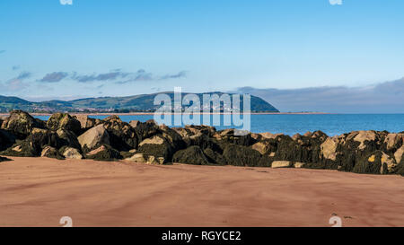 Der Strand in Blue Anchor, Somerset, England, UK-an den Bristol Channel und Minehead im Hintergrund suchen Stockfoto