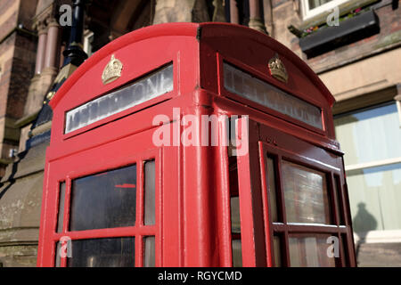 Traditionelle British Telecom rote Telefonzelle, St Helens, Großbritannien Stockfoto