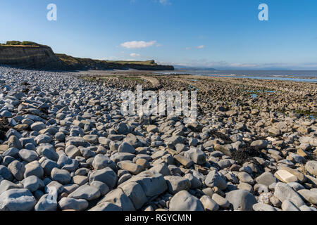 Die Steine von kilve Strand in Somerset, England, Großbritannien - Blick auf den Kanal von Bristol Stockfoto