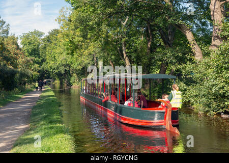 Llangollen, Denbighshire, Wales, Vereinigtes Königreich. Boote auf dem Llangollen-kanal. Diese Fertigkeit, bekannt als narrowboats, wurden speziell für Th konzipiert Stockfoto